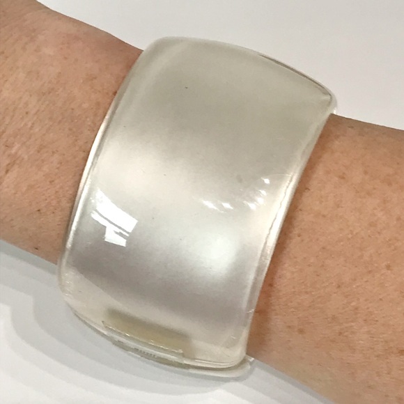 Vintage Pearl Thermoset Lucite Chunky Statement Clamper Bangle Bracelet Abstract - Picture 1 of 11